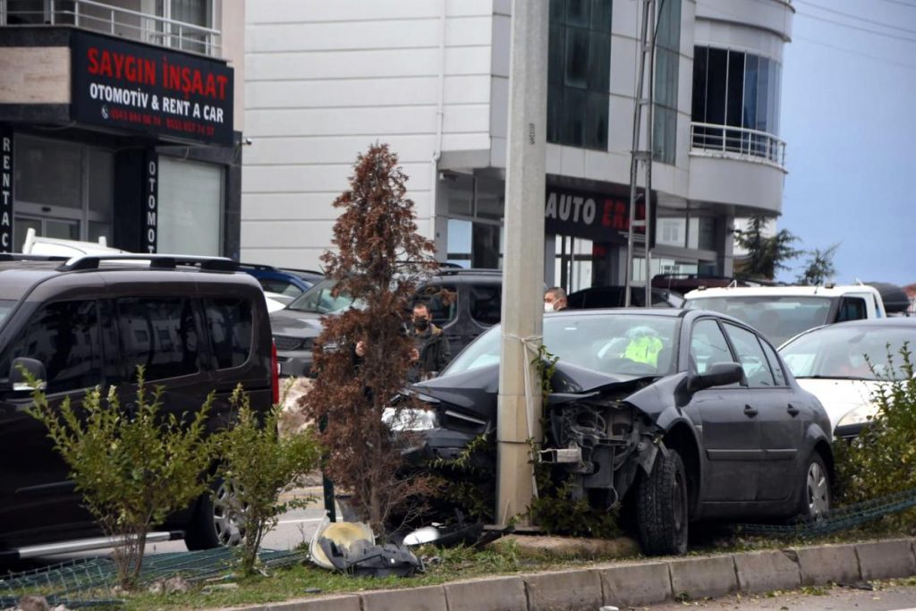 Araba elektrik direğine çarptı: 1 yaralı