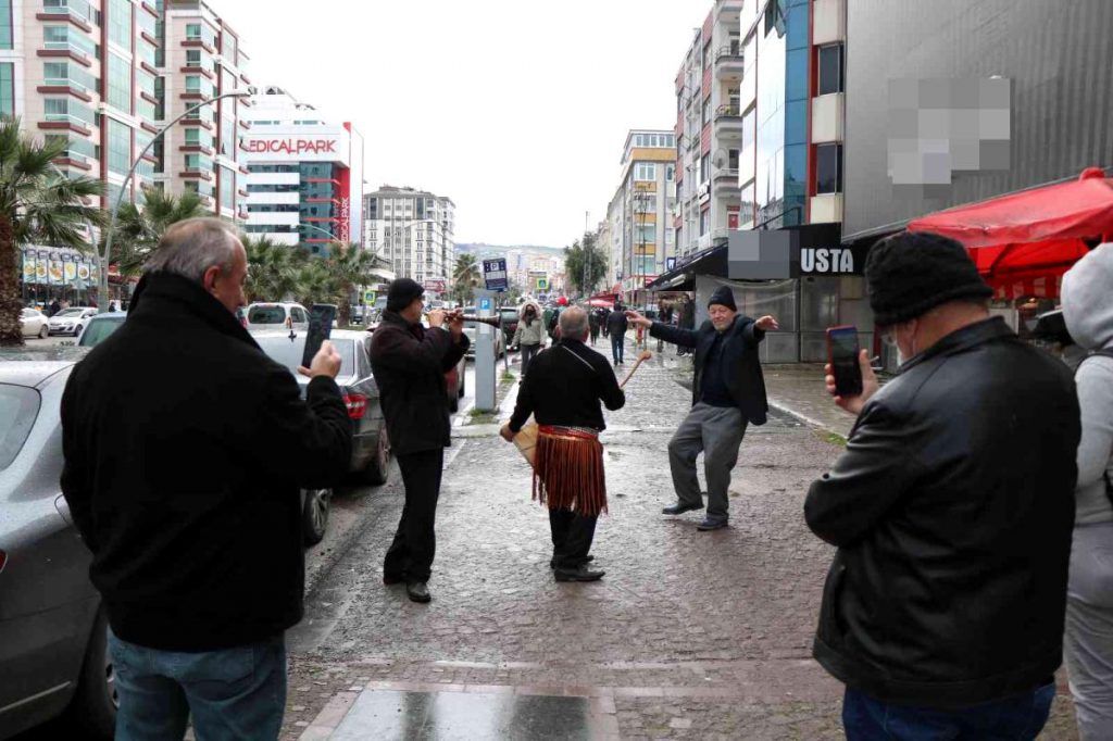 Davul-zurna tutup göbek atarak doların düşmesini kutladı, etraftakiler düğün sandı