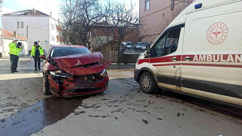 Araba ile kamyonet çarpıştı: 1 yaralı