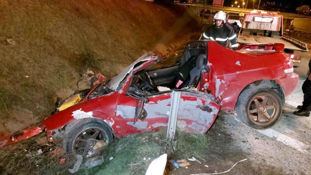 Son dakika haberi… Arabasıyla bariyere çarpan sıhhat memuru mevtten döndü