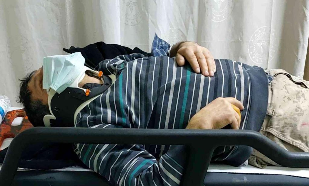 İnştta demir keserken düşen adam hastanelik oldu