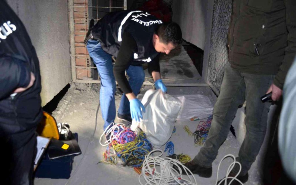 Kablo hırsızı kaçamadan yakalandı