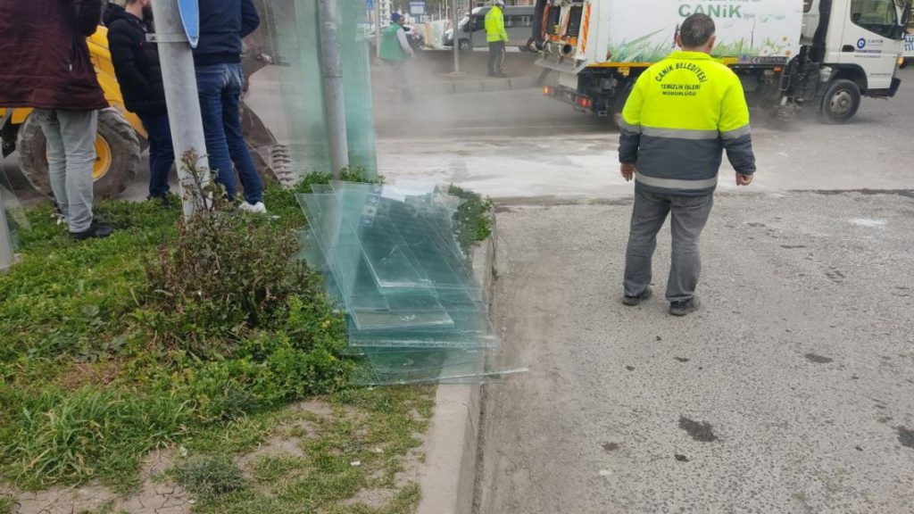 Samsun’da virajı alamayan kamyonetteki camlar yola düştü