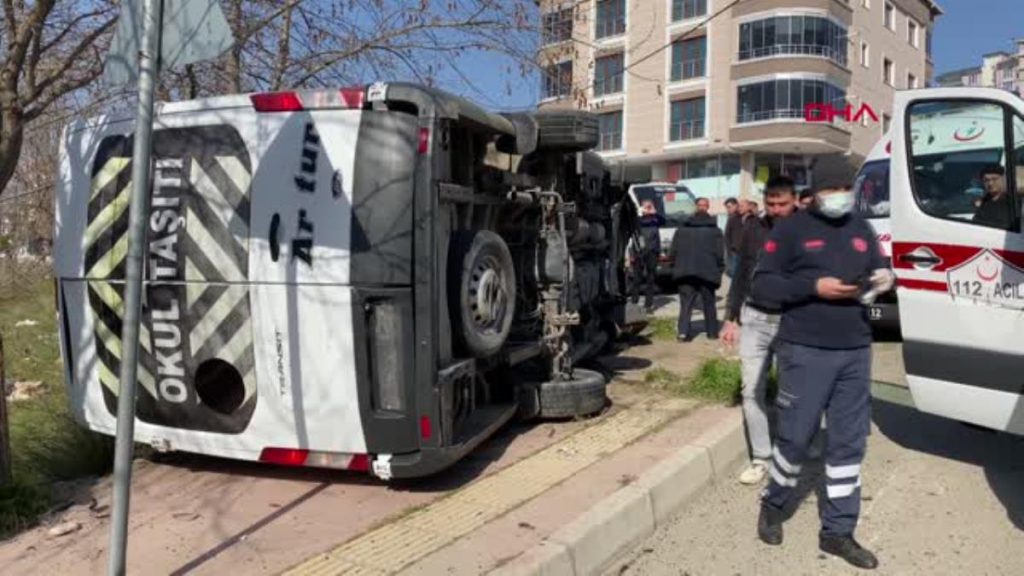 ARABAYLA ÇARPIŞAN ÖĞRENCİ SERVİSİ DEVRİLDİ: 8’İ ÖĞRENCİ, 12 YARALI -EK