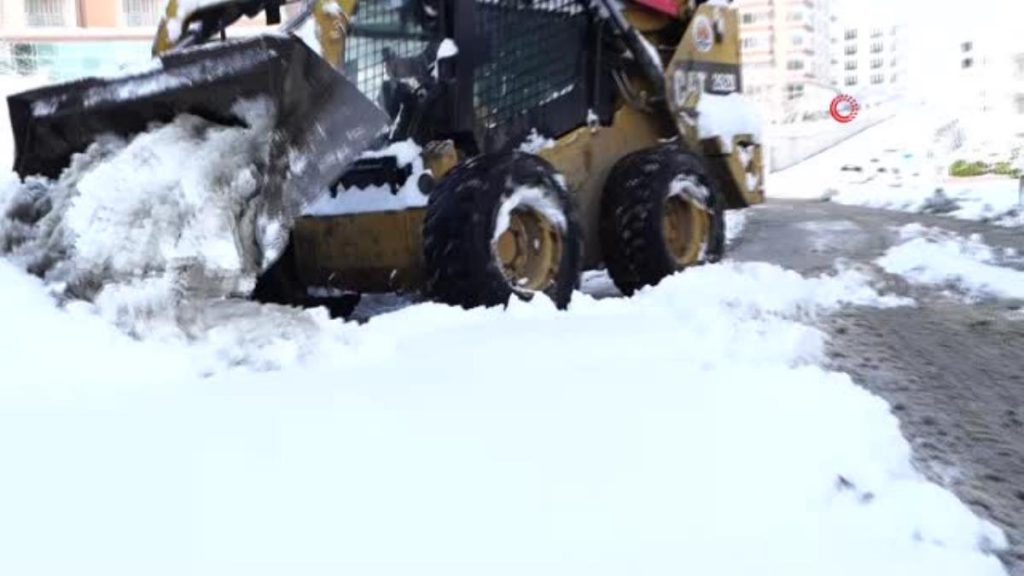 Atakum Belediyesi’nden aralıksız kar uğraşı