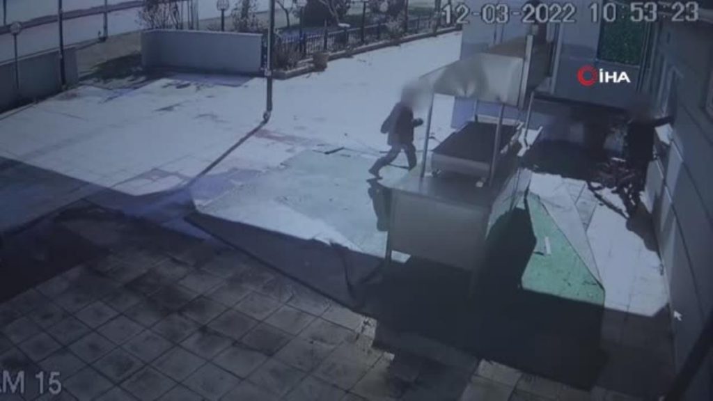 Çay ocağı ve tuvaleti yakan çocukların pişkinliği ‘pes’ dedirtti