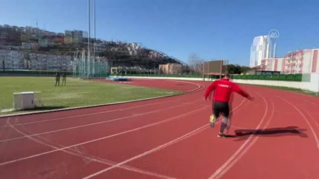 Güllede dünya rekoru bulunan özel atlet Ali Topaloğlu, özel çocuklara örnek oluyor
