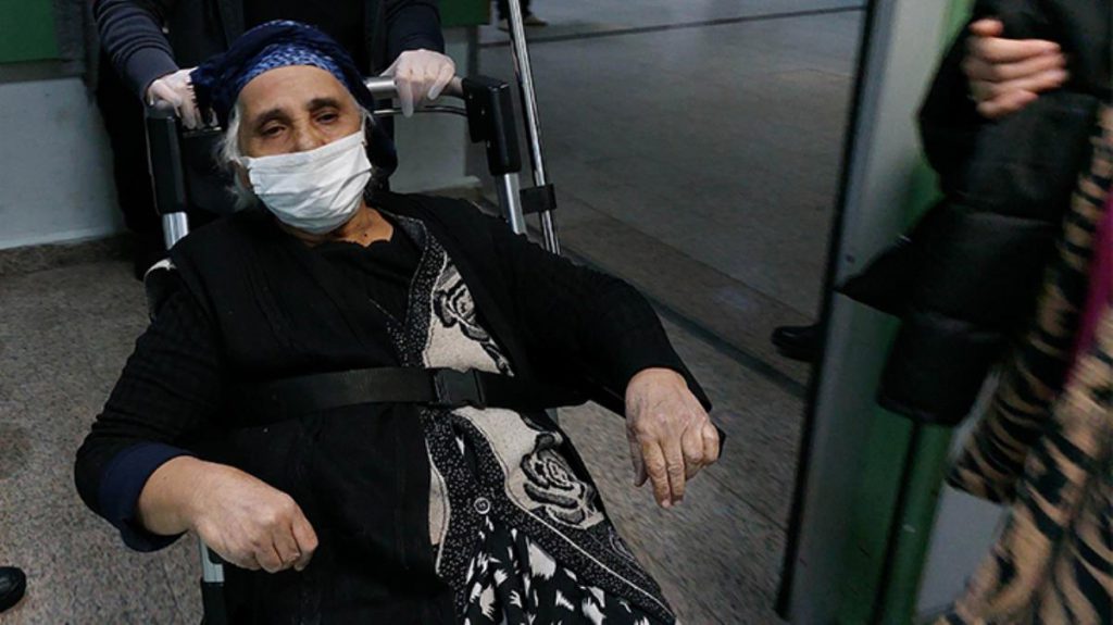 Hastanede eşine refakat eden yaşlı bayan, oğlu tarafından darbedildi