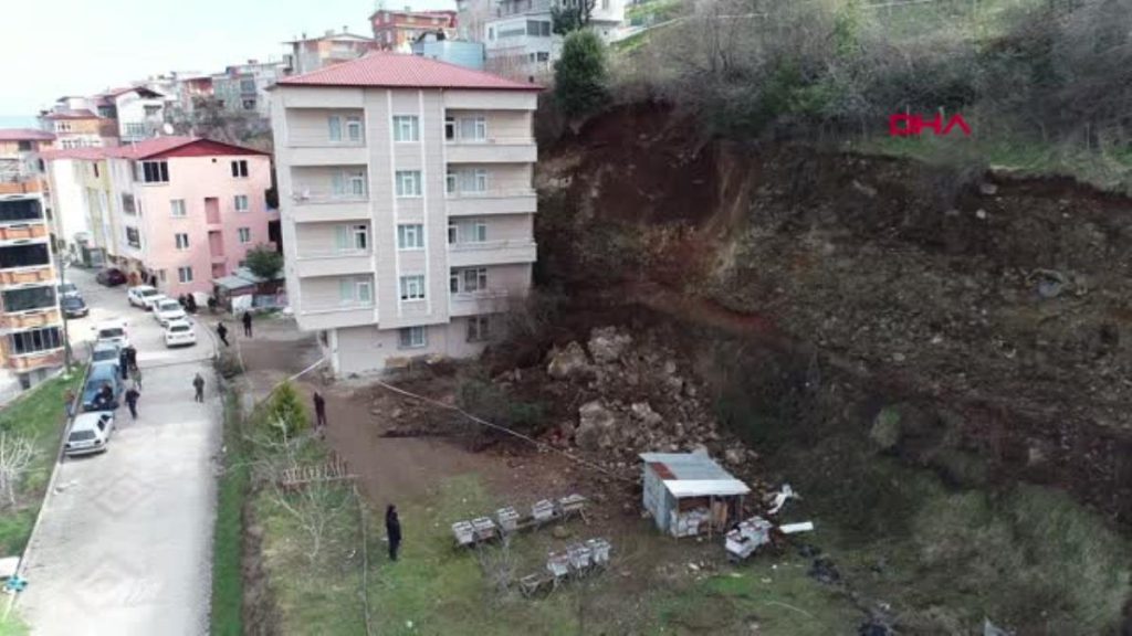 HEYELANDA KAYALARIN DÜŞMESİYLE BOŞALTILAN BİNAYA İNCELEME