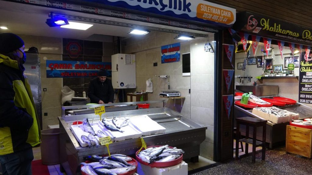 Karadeniz’de bir haftadır tesirli olan kar yağışı tezgahlarda balık fiyatlarını uçurdu