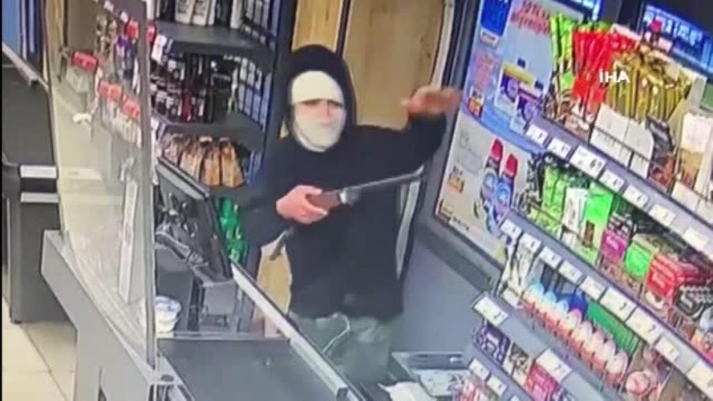 Markette maskeli silahlı soygun teşebbüsü kamerada