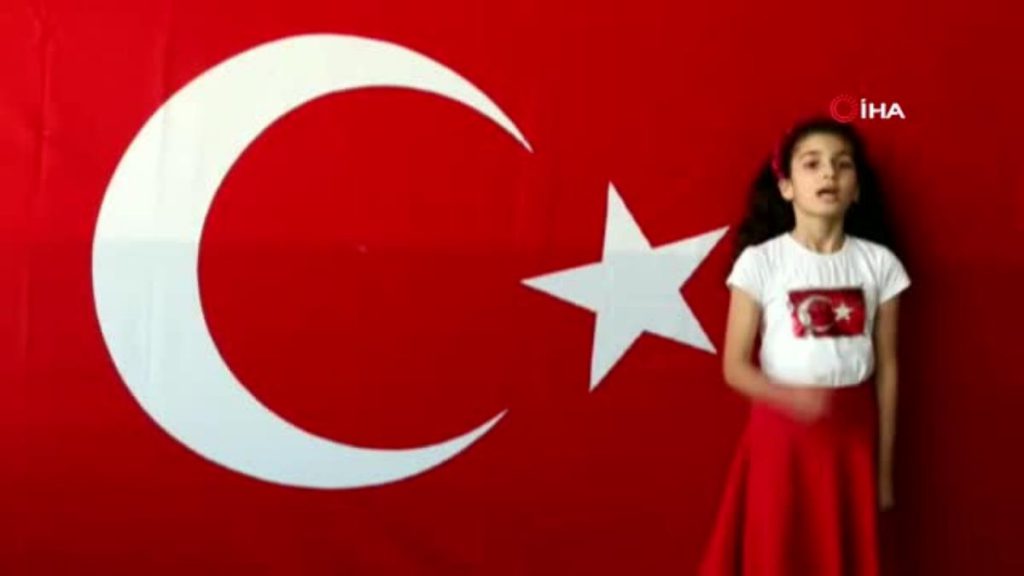 Minik öğrenciler işaret lisanı ile İstiklal Marşı okudu