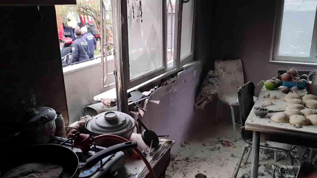 Mutfak tüpü patladı, mesken alev alev yandı: 4 yaralı
