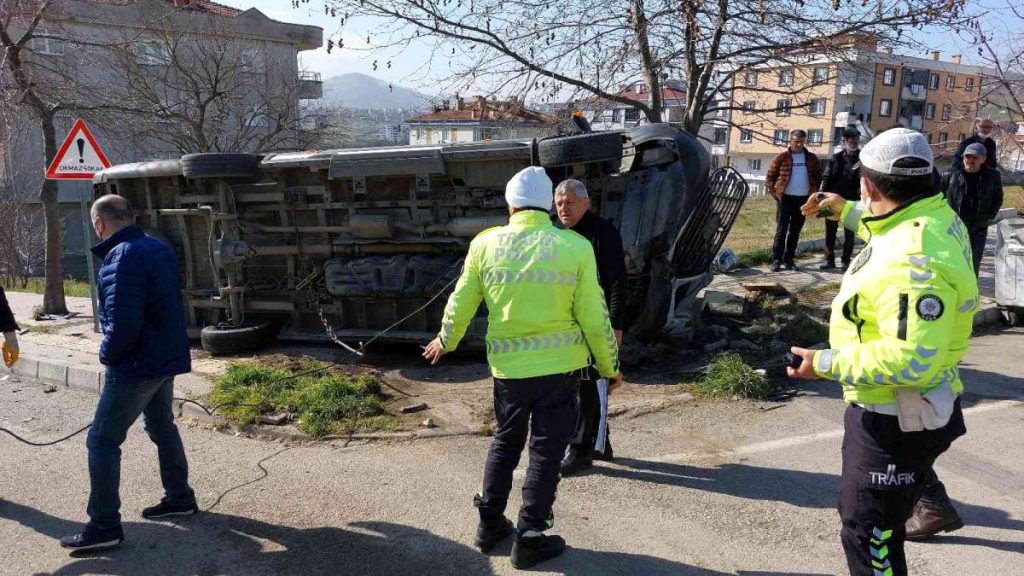 Öğrenci servisi ile cip çarpıştı: 9’u öğrenci 15 yaralı