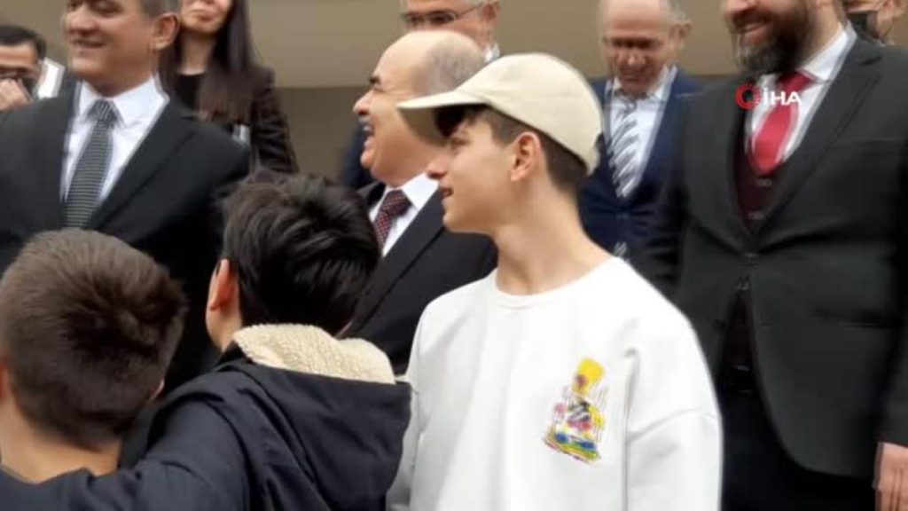 Öğrencilerden Bakan Özer’i gülümseten istek: “Müzikten bırakıyorlar, sınıfta kalma olmasın”