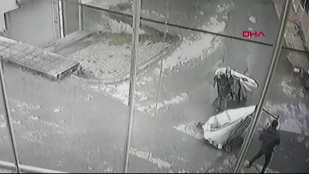 RÖGAR KAPAĞI HIRSIZLIĞI KAMERADA
