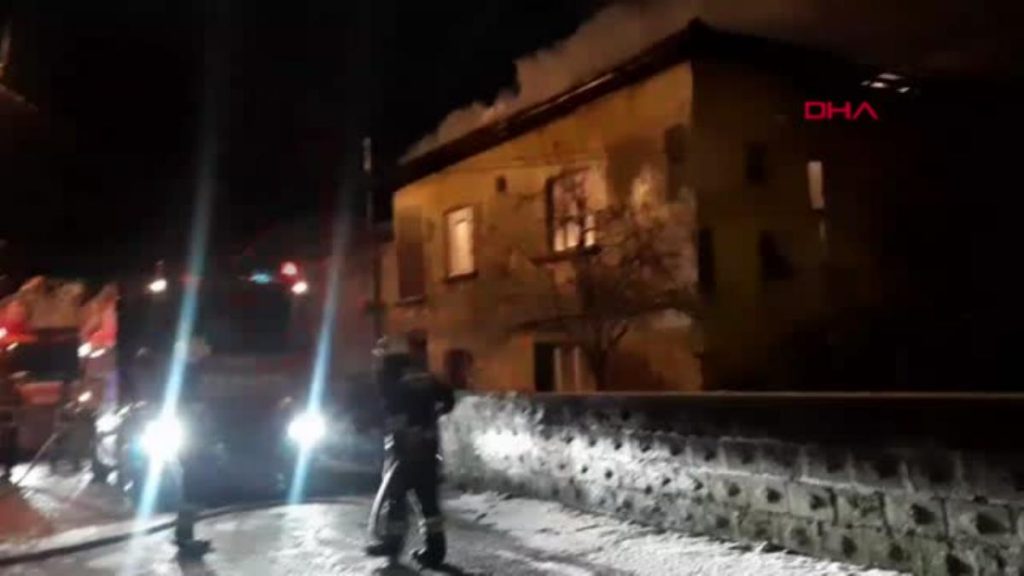 SAMSUN’DA 2 KATLI KONUT, YANGINDA KULLANILAMAZ HALE GELDİ