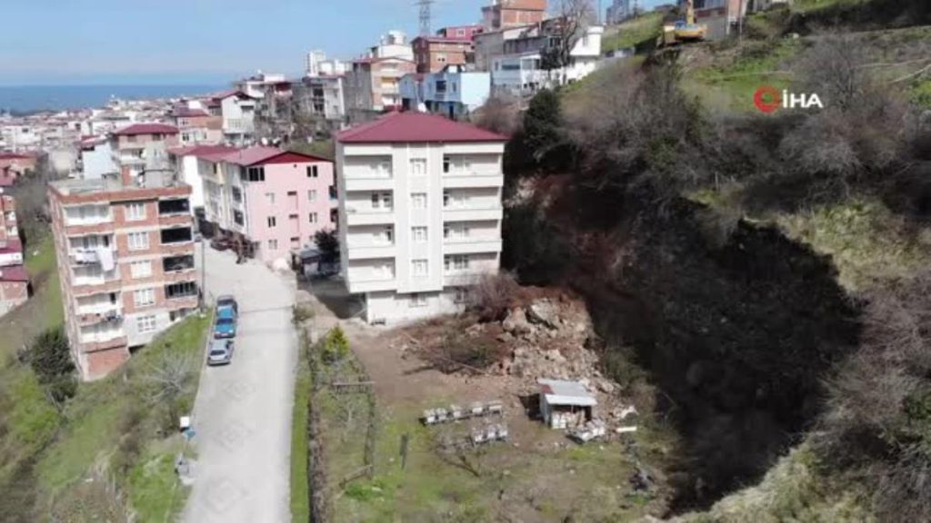 Samsun’da heyelan nedeniyle 5 katlı bina boşaltıldı… Mahallelinin tedirginliği devam ediyor