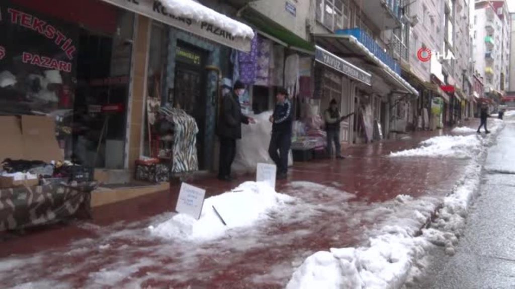 Samsun’da tesirli olan kar yağışı sonrası canı sıkılan esnaf kardan mezar yaptı
