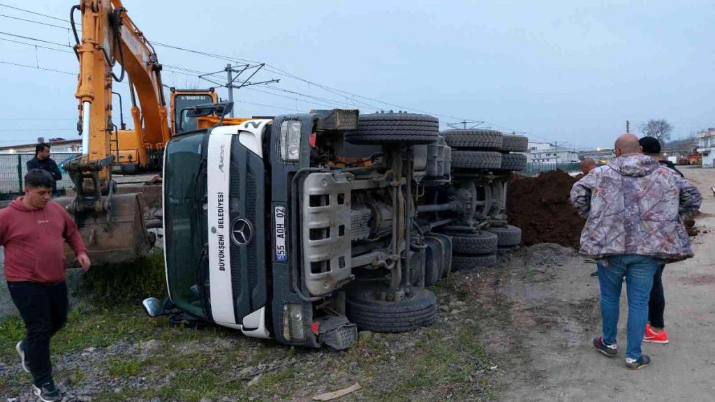Samsun’da toprak döken hafriyat kamyonu devrildi: 1 yaralı