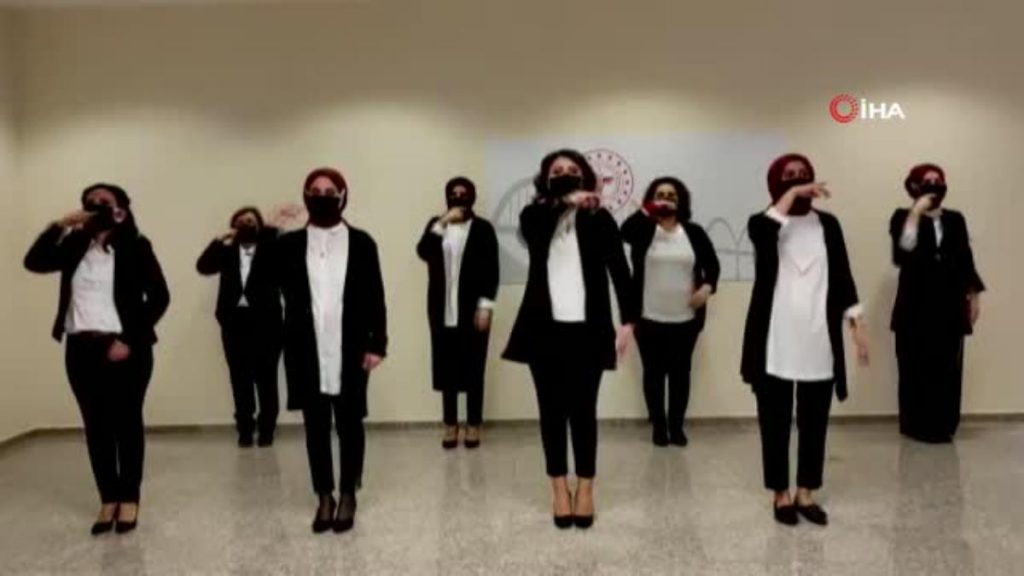 Sıhhat çalışanları işaret lisanıyla İstiklal Marşı’nı söylediler