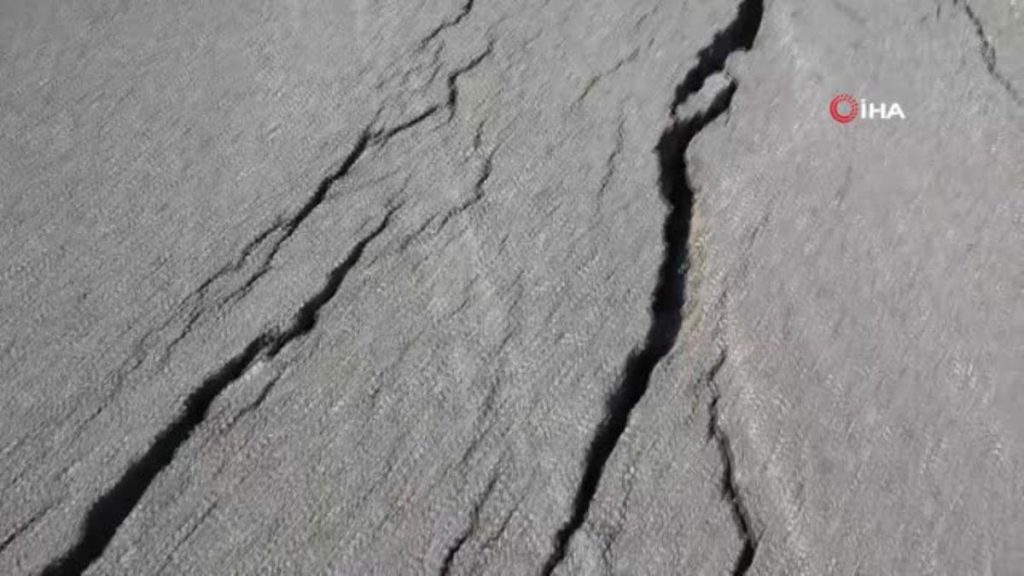 Sinop’ta heyelan nedeniyle yolda çökme oluştu