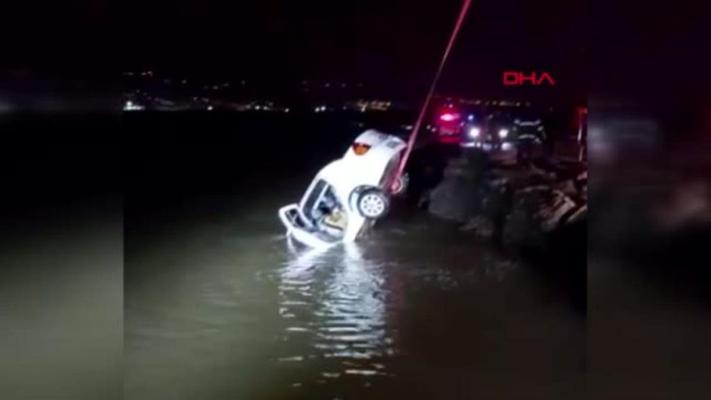 Son dakika! DENİZE UÇAN ARABADA 2 KİŞİ KURTULDU, ŞOFÖR ÖLDÜ