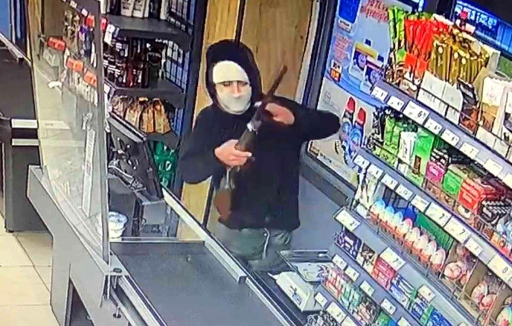 Son dakika haberi: Markette maskeli silahlı soygun teşebbüsü kamerada