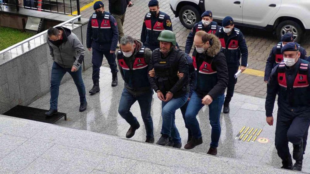 Son dakika haberleri | Hakimin gözünün önünde 13 kurşunla akrabasını öldüren şahıs adliyeye sevk edildi
