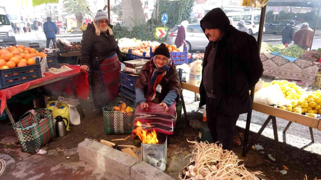 Son dakika haberleri | Samsun buz tuttu, pazarcılar ateş yaktı