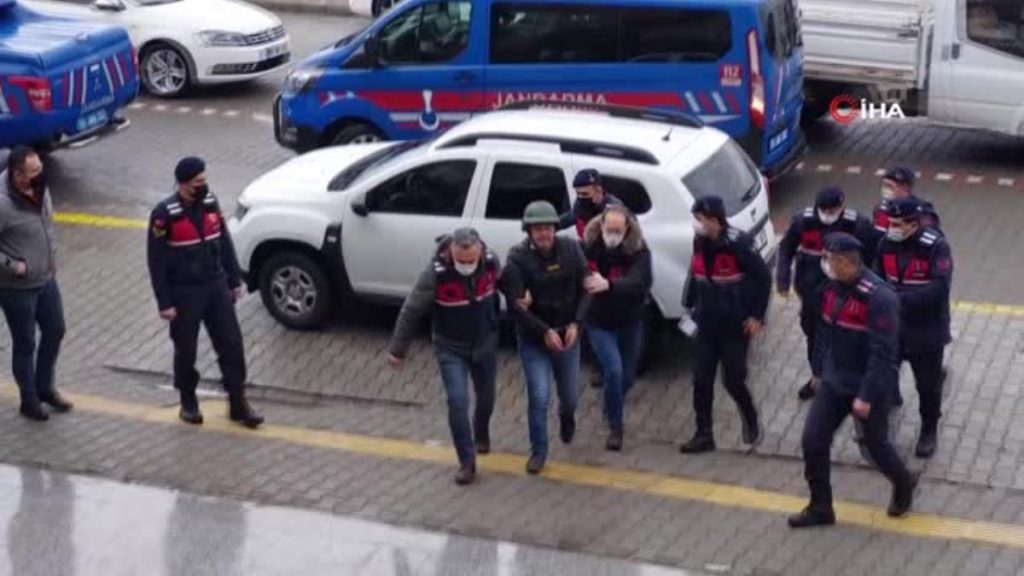 Son dakika… Hakimin gözü önünde 13 kurşunla akrabasını öldüren şahıs adliyeye sevk edildi