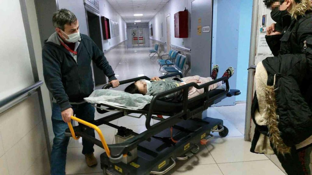 Son dakika… Karısına hem bıçakla hem de makasla saldırarak hastanelik etti