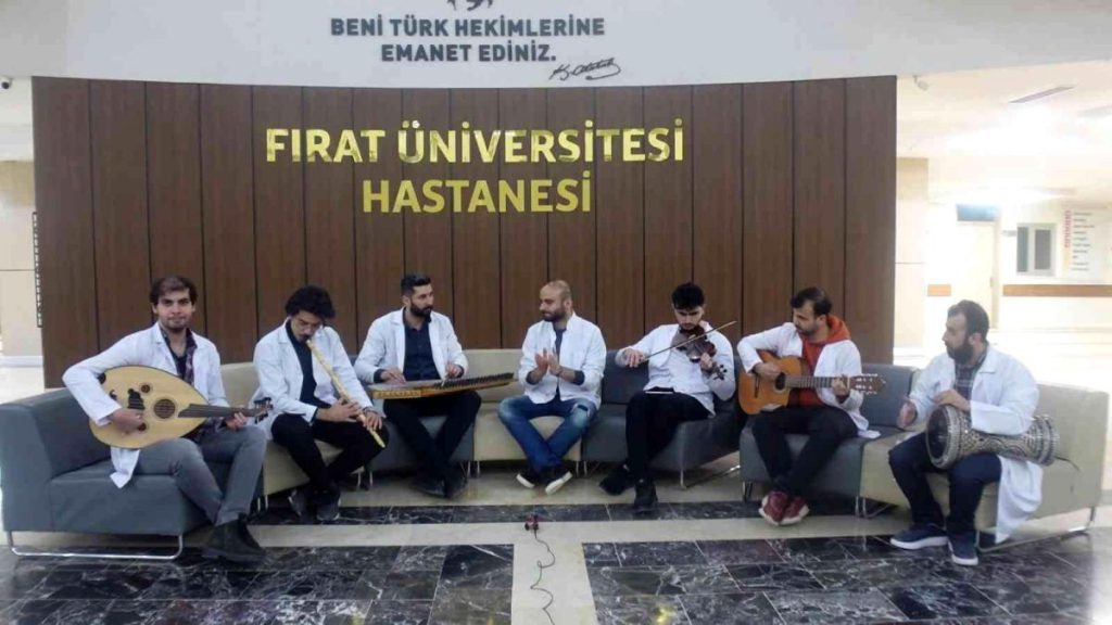 Tabip ve öğrencilerin ‘Korosu’ şiddete karşı sağlıkçıların sesi oldu