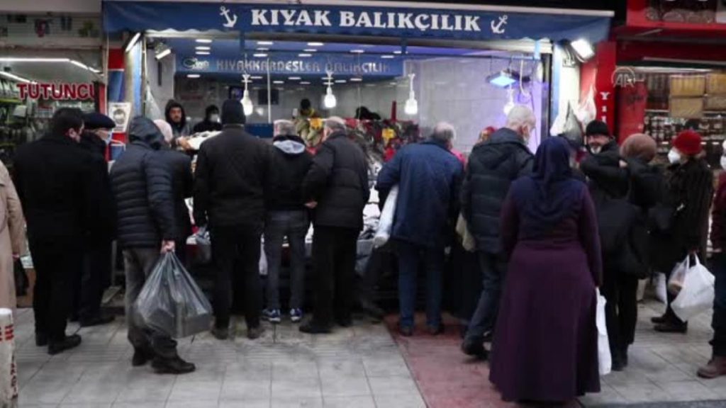 Tezgahlarda hamsi 30, istavrit 25 liradan satılıyor
