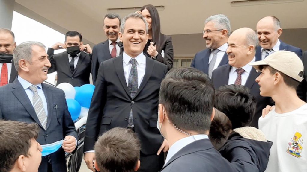 Ulusal Eğitim Bakanı Özer’i gören çocukların istekleri heyeti gülümsetti: Vücut dersi 4 st yapılsın, LGS kolay olsun