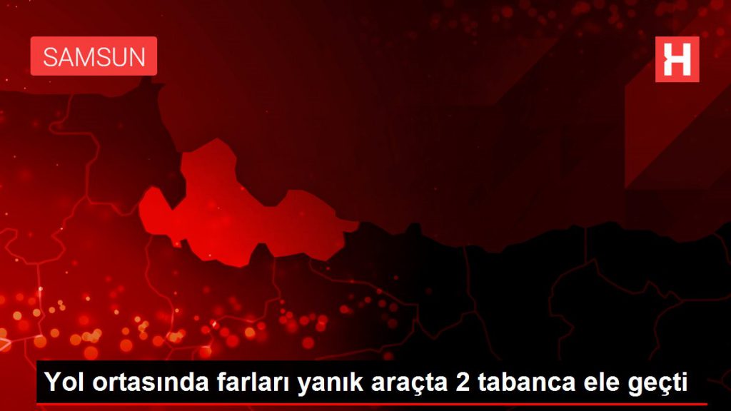 Yol ortasında farları yanık araçta 2 tabanca ele geçti