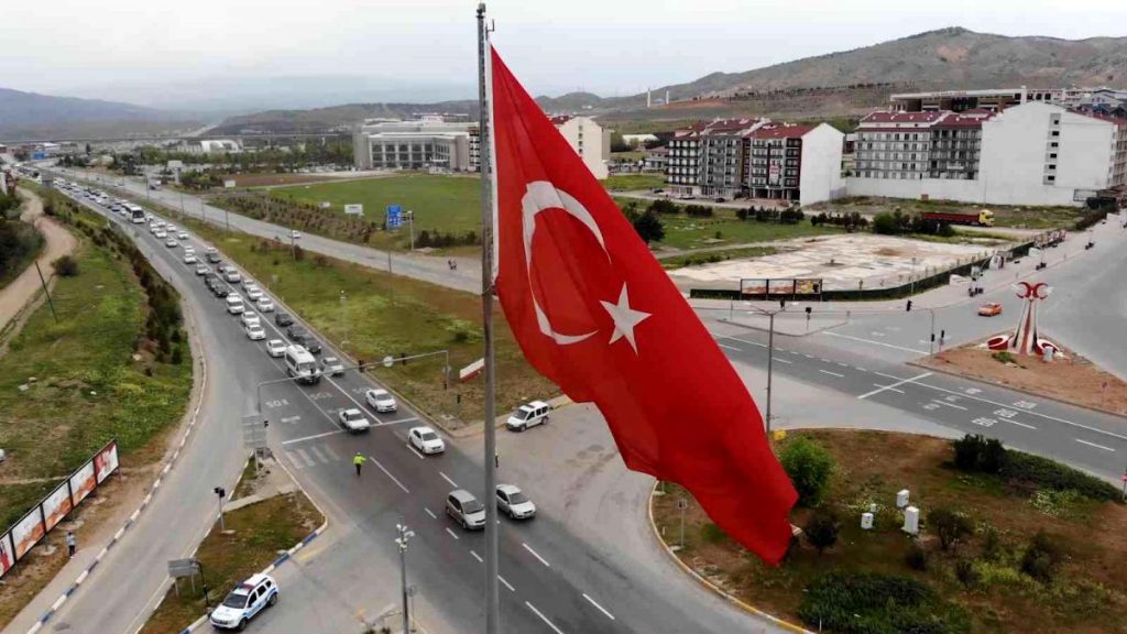43 ilin geçiş noktasında bayram yoğunluğu sürüyor: Kilometrelerce kuyruk oluştu