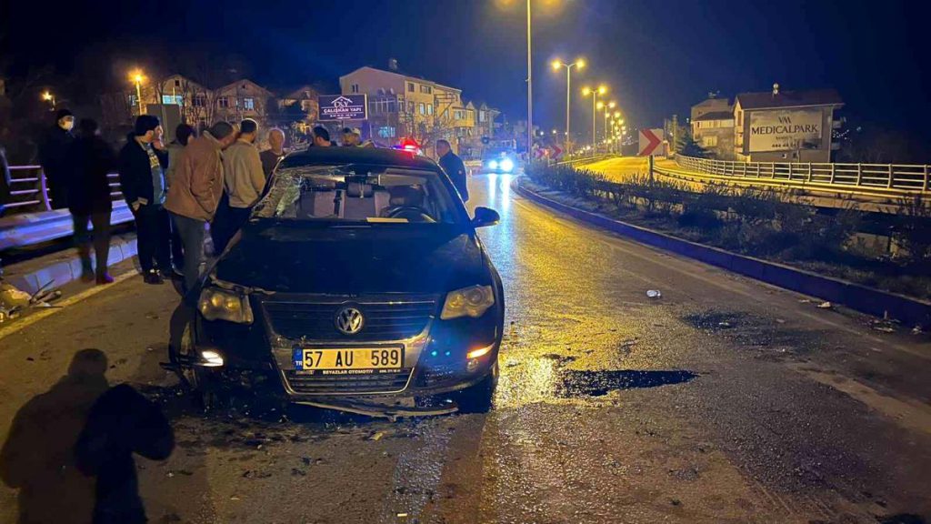 Araba aydınlatma direğine çarptı: 2 yaralı