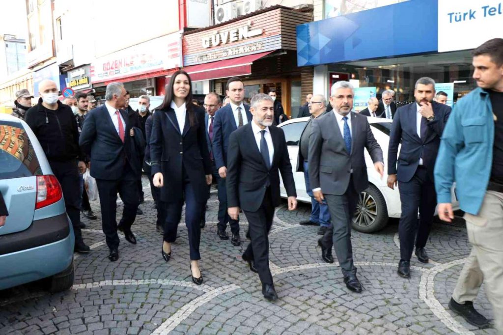 Bakan Nebati, esnaflara bol yarar dileyip badirelerini dinledi