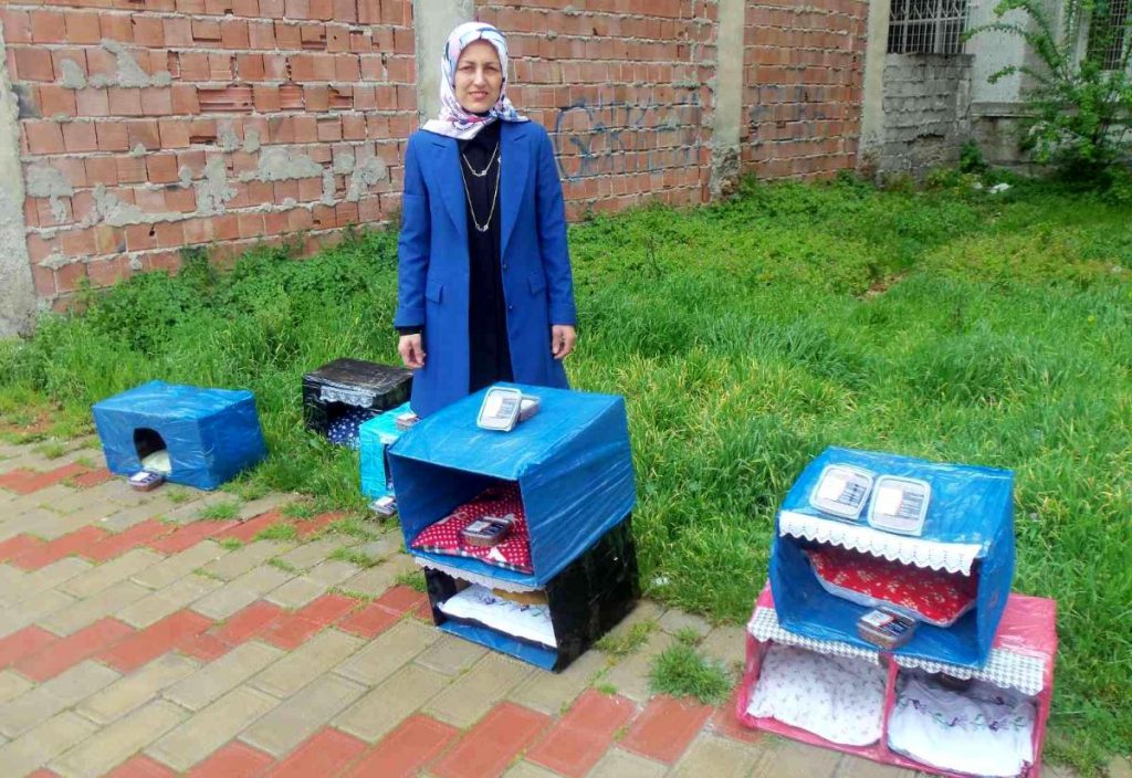 Bayan teşebbüsçü soğuk günlerde sokak hayvanlarını unutmadı