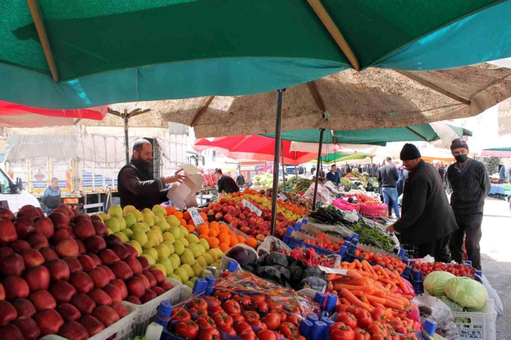 Bayburt’ta pazarın artırım şampiyonu domates ve marul oldu