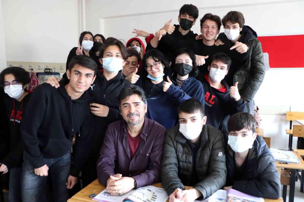 Bu öğretmenin on parmağında on beceri