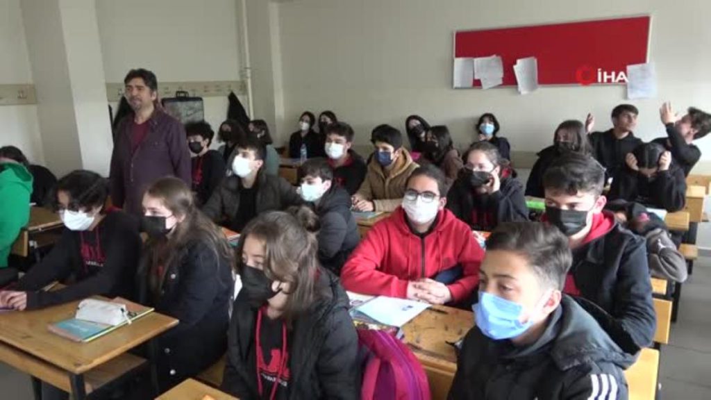 Bu öğretmenin on parmağında on beceri… Almanca dersini müzikler söyleyerek sevdiriyor