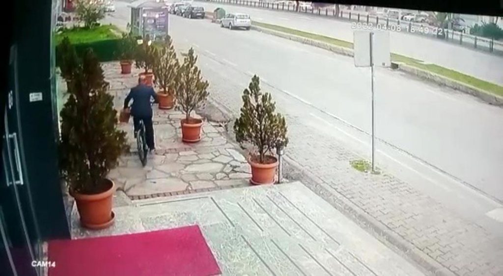 Ekip elbiseli şahsın 7 bin TL’lik bisikleti çalma anı kamerada