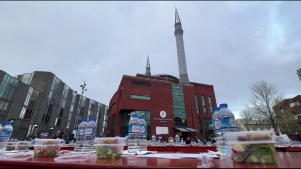 Hollanda’da cami önünde 1300 kişilik sokak iftarı