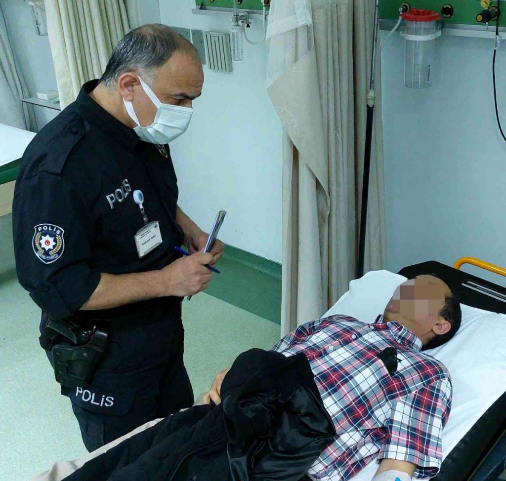 Kafeteryada 3 kişinin saldırısına uğrayan şahıs hastanelik oldu