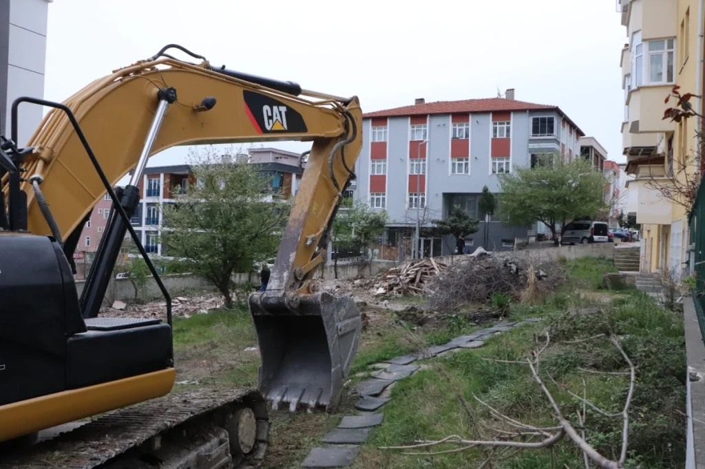 Karadeniz fıkrası üzere olay: Adresi karıştırdı, yanlış binayı yıktı