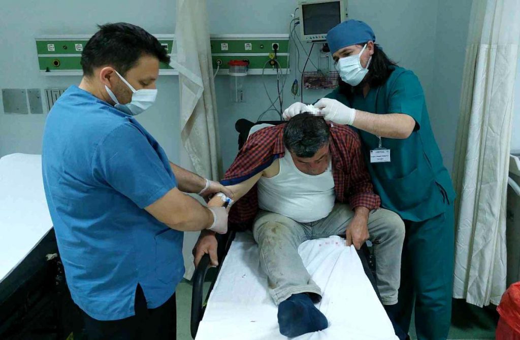 Kestiği armut kısmı başına düşen şahıs hastanelik oldu