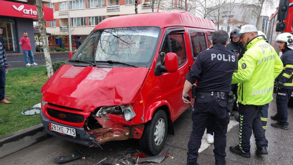 Minibüs hafif ticari araca çarptı: 1 yaralı