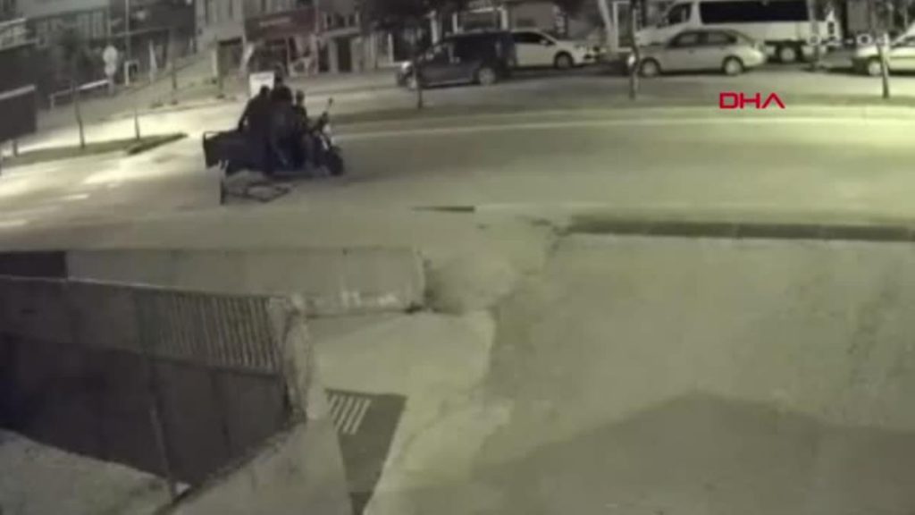 MOTOSİKLETLİ 3 HIRSIZIN BÜFE TABELASINI ÇALDIĞI ANLAR KAMERADA